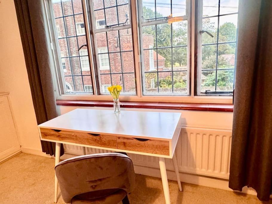 Central Chichester Sanctuary Екстер'єр фото