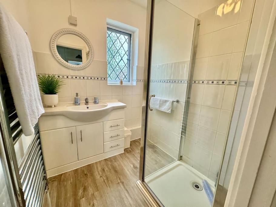 Central Chichester Sanctuary Екстер'єр фото