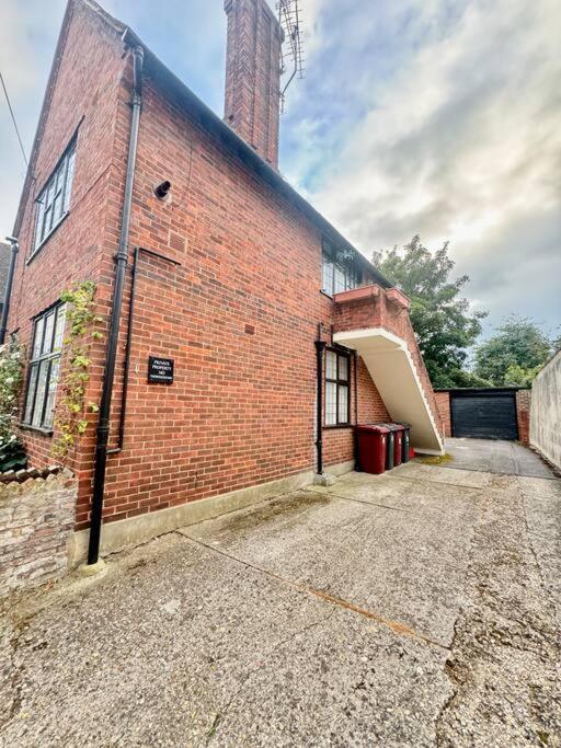 Central Chichester Sanctuary Екстер'єр фото
